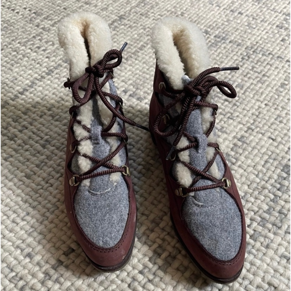 Women’s Sorel maroon winter shearling boots. Very good pre-used condition.